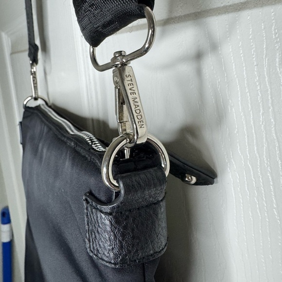 Steve Madden Black and Green Crossbody Bag - Picture 5 of 5